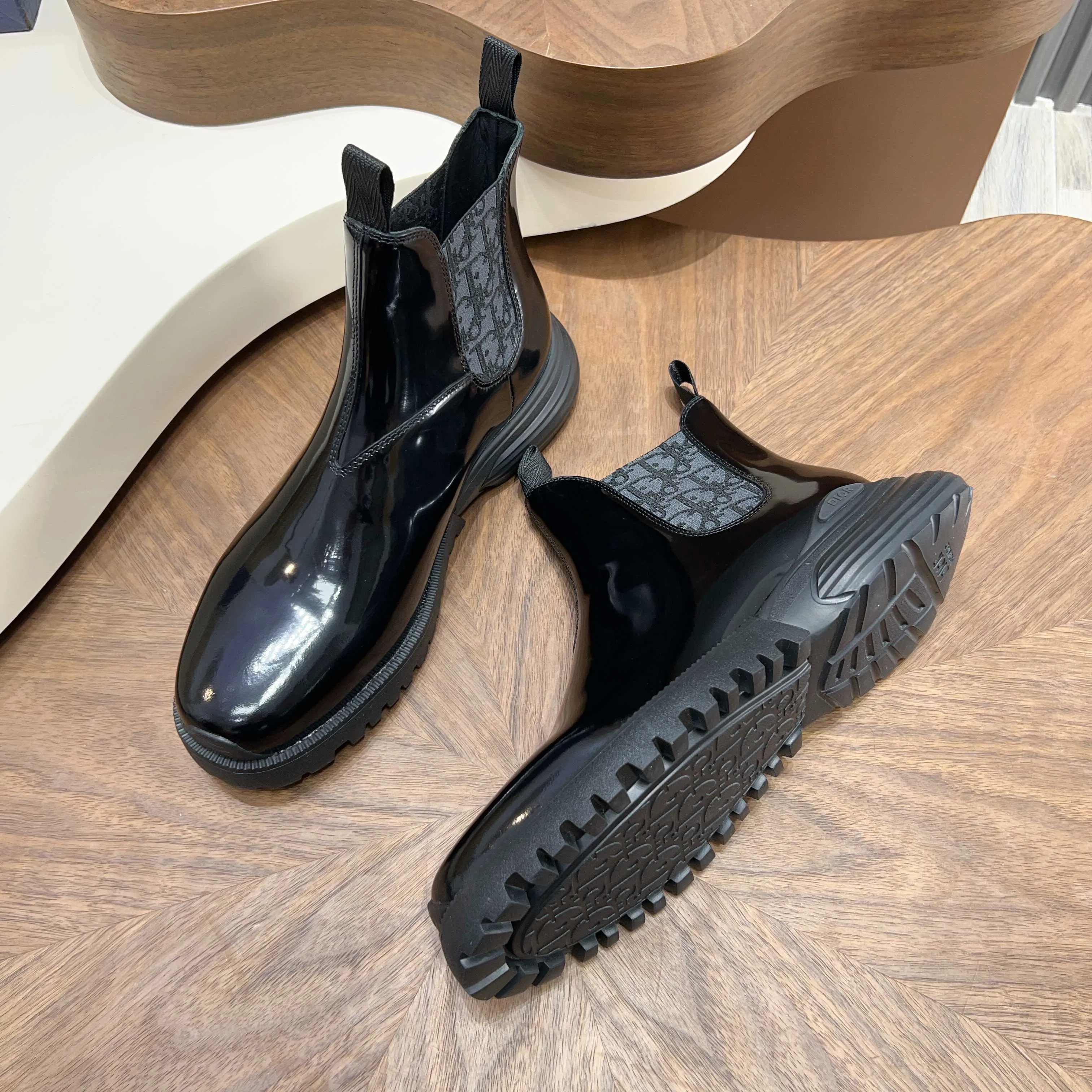 💰860 Dio* - Dior's autumn and winter luxury men's mid-top short boots, purely handmade, both inside and outside are imported first-layer cowhide, high-end quality and exquisite craftsmanship. Original TPU combination outsole. Wear a noble gentleman's taste. The best last type has been carefully debugged. 100% comfort. Size: 38-44 (38-45 can be customized)